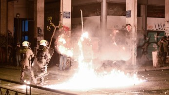 Εξάρχεια: Φωτιές σε κάδους στη Μπενάκη και «κλεφτοπόλεμος» ΜΑΤ- κουκουλοφόρων