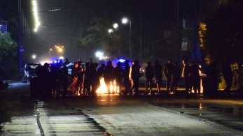 Επεισόδια με Ρομά: Φωτιές στην Χαλκίδα, ένταση σε Ασπόπυργο, Θεσσαλονίκη, Θήβα, Ρόδο