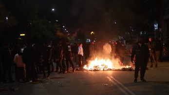 Πυροβολισμοί κατά αστυνομικών στα Άνω Λιόσια – Επεισόδια και στα Μέγαρα με φωτιές και πετροπόλεμο