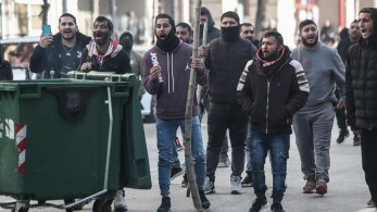 Ρομά έκλεισαν την Αθηνών – Κορίνθου σε Μέγαρα και Κιάτο, ένταση με τα ΜΑΤ