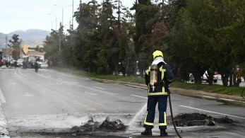 Ρομά άναψαν φωτιά σε κάδους σκουπιδιών στην Μεσογείων – Κλειστό το ρεύμα καθόδου