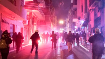 Επεισόδια σε Εξάρχεια και Θεσσαλονικη: Κουκουλοφόροι κατά ΜΑΤ με «βροχή» από μολότοφ