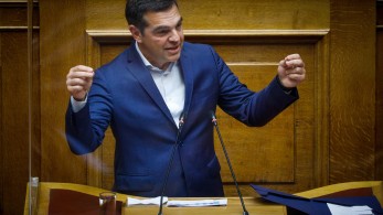 Φθηνό σόου Τσίπρα στη Βουλή: Κρεσέντο λαϊκισμού και λάσπης χωρίς στοιχεία