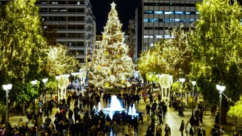 Δέκα γειτονιές της Αθήνας μεταμορφώνονται σε πολύχρωμα Χριστουγεννιάτικα Χωριά 