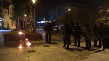 «Βροχή» από μολότοφ στη Θεσσαλονίκη – Με χημικά και κρότου λάμψης απάντησε η ΕΛ.ΑΣ