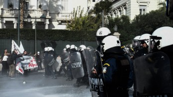 Επεισόδια στη πορεία των εκπαιδευτικών – Συμπλοκές διαδηλωτών με ΜΑΤ, δακρυγόνα και χειροβομβίδες κρότου λάμψης