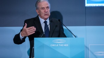 Πλήρης κάλυψη της Κομισιόν στον Αβραμόπουλο – Με εξουσιοδότηση η συμμετοχή του στην Fight Impunity