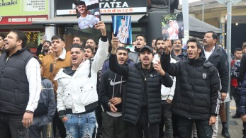 Συγκέντρωση Ρομά έξω από τα δικαστήρια Θεσσαλονίκης-Ολοκληρώθηκε η απολογία του αστυνομικού