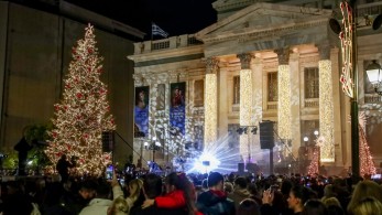 Εκατοντάδες δώρα για τα παιδιά στη γιορτή του Δήμου Πειραιά