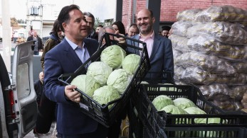 Έβαλε “πλάτη” και στο… φόρτωμα ο Άδωνις