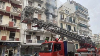 Φωτιά σε διαμέρισμα στo κέντρο της Θεσσαλονίκης – Απεγκλωβίστηκαν δύο άτομα