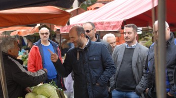 Περιοδεία Δ. Μαρκόπουλου στις λαϊκές αγορές στην Σαλαμίνα και στη Νίκαια και επικοινωνία με τους κατοίκους της πόλης