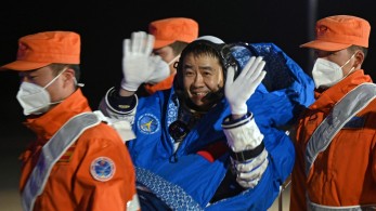 Επέστρεψαν στη Γη, έξι μήνες μετά, τρεις Κινέζοι αστροναύτες