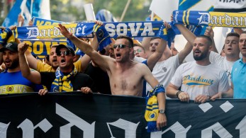 Σέρβοι στήνουν οδοφράγματα για να αποκλείσουν την κυκλοφορία