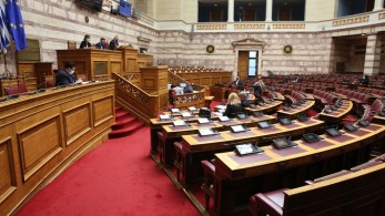 Μετωπική σύγκρουση  ΣΥΡΙΖΑ – ΠΑΣΟΚ στη Βουλή για πλειστηριασμούς και προοδευτική κυβέρνηση