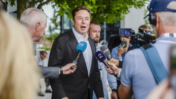 Στην Κίνα ο «mister-Tesla»: βολιδοσκοπεί την Κίνα για ηλεκτροκίνηση και καλύτερες μπαταρίες