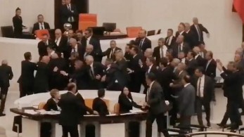 Χαμός στη Τουρκία: Ξύλο στη βουλή για τον προϋπολογισμό – Στην εντατική βουλευτής της αντιπολίτευσης