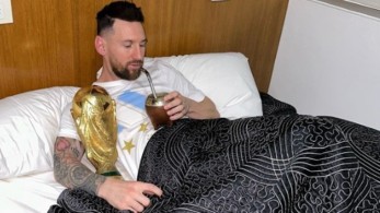 Ο Μέσι κοιμάται αγκαλιά με το τρόπαιο…