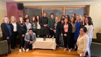 Μικροί «δημοσιογράφοι» στην Τρίπολη «ανέκριναν» τον Μητσοτάκη
