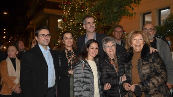 Ο Κ. Μπακογιάννης και τα παιδιά της «Φλόγας» φωταγώγησαν το Χριστουγεννιάτικο δέντρο στον πεζόδρομο της οδού Αιγίου