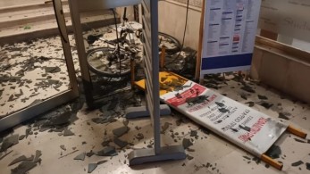 Βόλος: Επίθεση κουκουλοφόρων στα γραφεία της Νέας Δημοκρατίας