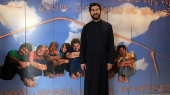 Κιβωτός του Κόσμου: Η ταμπέλα “El Capitano” έξω από το γραφείο του Αντώνιου στη δομή του Βόλου