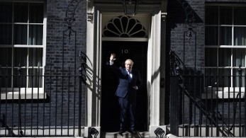 “Χρυσάφι” η παραίτηση για τον Τζόνσον: Έχει κερδίσει πάνω από 1,16 εκατομμύρια ευρώ