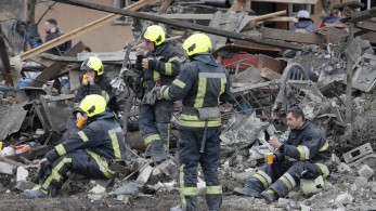 Μπαράζ ρωσικών επιθέσεων στην Ουκρανία: Πύραυλοι έπληξαν ξενοδοχείο και μονοκατοικία