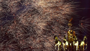 Γερμανία: Ιδιοκτήτες και σκύλοι βρήκαν  “καταφύγιο” από τα πυροτεχνήματα σε αεροδρόμιο