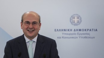 Χατζηδάκης: Παρά τη διεθνή κρίση, η ανεργία μειώθηκε και τον Νοέμβριο στην Ελλάδα