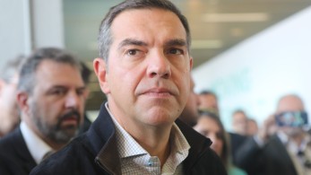 Με την πλάτη στον τοίχο ο Αλέξης…