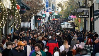 Εορταστικό ωράριο: Πώς λειτουργούν καταστήματα και σουπερμάρκετ παραμονή Πρωτοχρονιάς