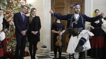 Πρωτοχρονιάτικα κάλαντα από τη Μάνη στον Κυριάκο Μητσοτάκη