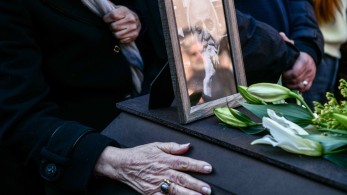 Πλήθος κόσμου στο τελευταίο αντίο στον Νότη Μαυρουδή