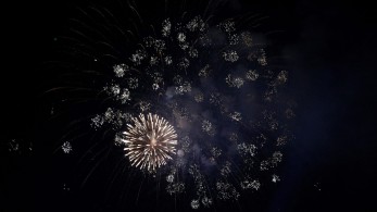 Αναγνωρίστηκαν οι βάνδαλοι που κατέστρεψαν εορταστικό στολισμό στη Φλώρινα