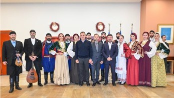 Χριστουγεννιάτικα κάλαντα από διάφορα μέρη της Ελλάδας άκουσαν στο Υπουργείο Εθνικής Άμυνας Παναγιωτόπουλος και Χαρδαλιάς (Εικόνες)