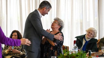 Δήμος Αθηναίων: Γεύματα αγάπης και μια «ανοιχτή αγκαλιά» σε όσους έχουν ανάγκη