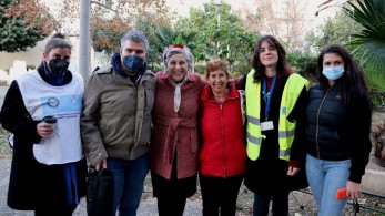 Δήμος Αθηναίων: Εθελοντές του Κοινωνικού Κομμωτηρίου φρόντισαν άστεγους στους δρόμους της πόλης (pics)