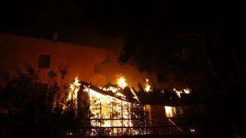 Δίκη για το Μάτι: Οργή για το ανύπαρκτο κράτος – Μαρτυρία: “Νόμιζα ότι ήταν καμένη κουρτίνα, ήταν η μητέρα μου”