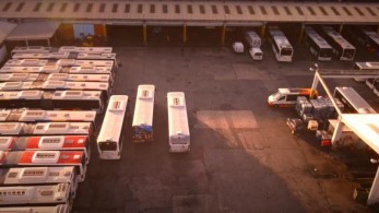 Με κόρνες και μια πύλη εξόδου από λεωφορεία το «αντίο» του ΟΑΣΘ σε εργαζόμενο που βγήκε σε σύνταξη