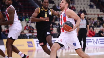 Ο Ολυμπιακός διέσυρε την ΑΕΚ και παρέμεινε αήττητος