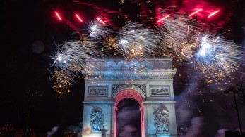 2023: Ο κόσμος υποδέχθηκε το νέο έτος, με πυροτεχνήματα και υπαίθρια πάρτι