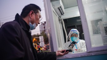 Εξαδάκτυλος: Δεν υπάρχει λόγος ανησυχίας-Η παραλλαγή του κορωνοϊού στην Κίνα είναι ίδια με αυτή στην Ελλάδα