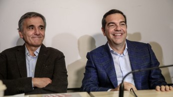 Έκανε την καρδιά του πέτρα ο Τσίπρας: Από υπεύθυνος για την ήττα, ήρωας ο Τσακαλώτος