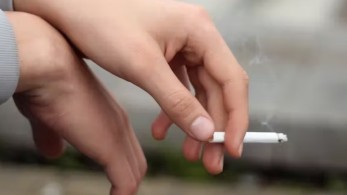 Αντικαπνιστικός νόμος: 6.180 έλεγχοι στις γιορτές- 587 οι παραβάσεις