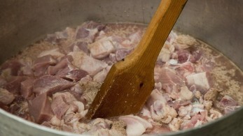 Τα έθιμα της Λάρισας: “Γουρουνοχαρά”, Μπαμπαλιούρια, “Καμήλες και Ντιβιτσήδες”