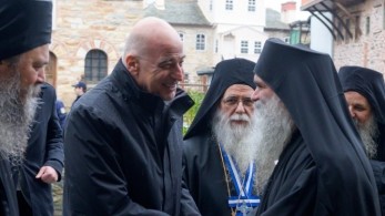 Δένδιας: Με δύο αμυχές από την πτώση στο Άγιον Όρος Δένδιας: Με δύο αμυχές από την πτώση στο Άγιον Όρος