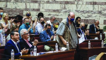 Η απίστευτη δήλωση Φίλη περί “πολιτικά, άταφου νεκρού επί μισό αιώνα” και η επίθεση στην Εκκλησία