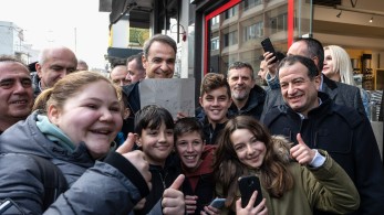 Η «βόλτα» του Μητσοτάκη στην Ξάνθη και οι…selfies με μικρούς και μεγάλους