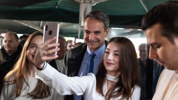 Κυριάκος Μητσοτάκης: Η βόλτα στην Αλεξανδρούπολη και οι selfies με τη νεολαία